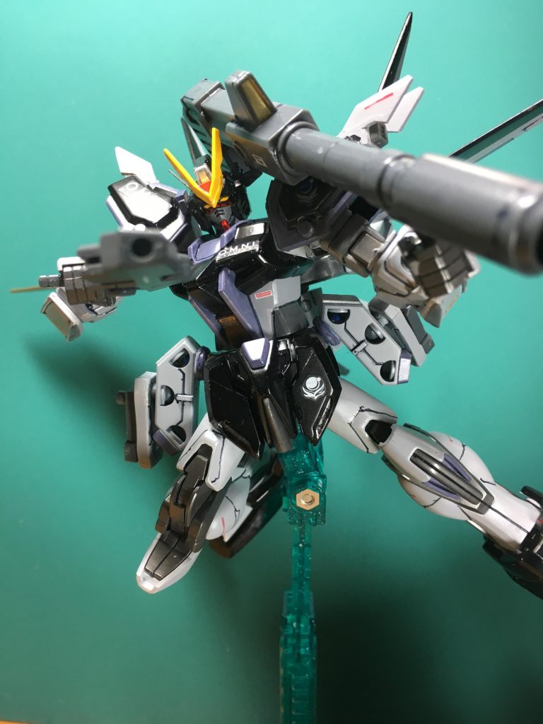 　アナザーヘッドは「フリーダムカスタムキット」から。アンテナは中央の2本に減らし、側頭部にウェーブの「センサー1,2」を装着。0.5ｍｍピンバイスで開口し、差し込んでから接着しました。
　
　合わせ目をこちらもディテール処理し、バルカンの開口、側頭部に0.3ｍｍシンチュウ線でアンテナを追加。