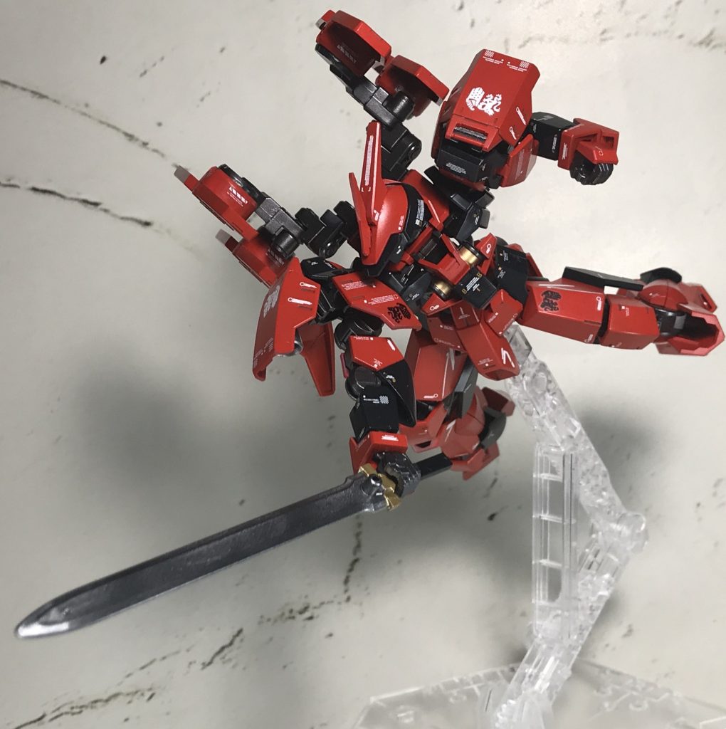 追加されたスラスターの推進力を乗せた斬撃。
大気圏内外問わずに高い機動性を誇り、一撃離脱の強襲戦法を得意とする。