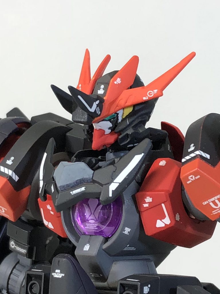 バストアップで。オーガらしく二本のツノを装備!GNドライブ内のマークを鉄華団の
マークに。