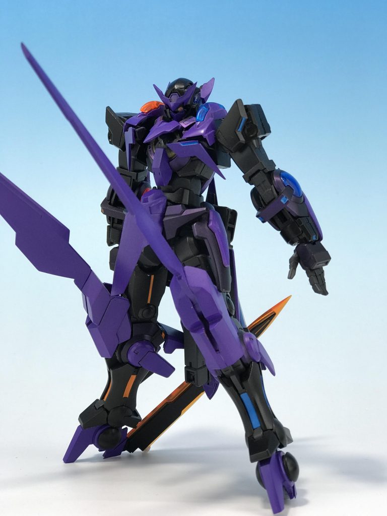 バックパックを外すとこんな感じ。
両肩のアヴァランチユニットは、バックパックに接続されていました。
GNドライヴもバックパックから外して背中に直で接続しています。
これはこれで蹴り技主体で戦えそうな感じ。