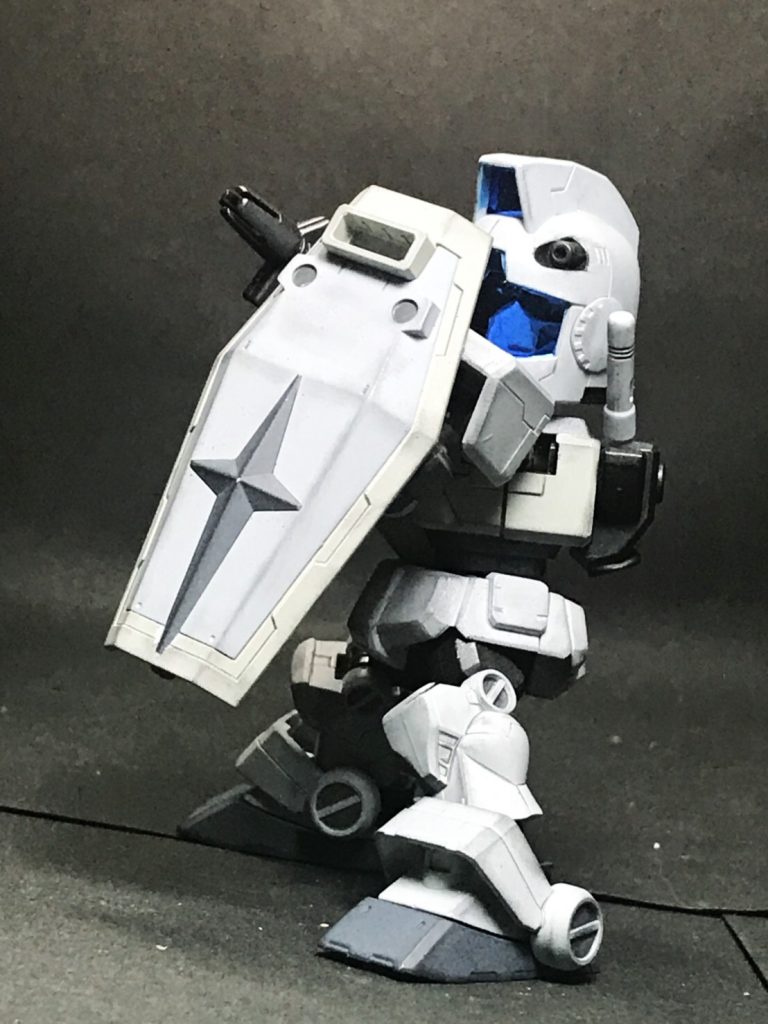 *コーティングシールド*
積層したプラ板での強化に加え、GBNでは珍しくなったビームコートが施されたシールド。軽さはそのままに防御力を高めている。