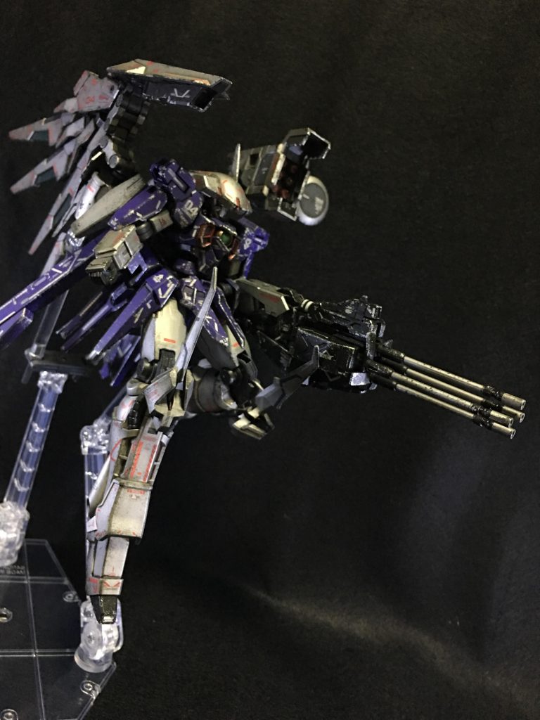 ポージングその1
翼部のビーム砲と誘導弾を展開した状態です。