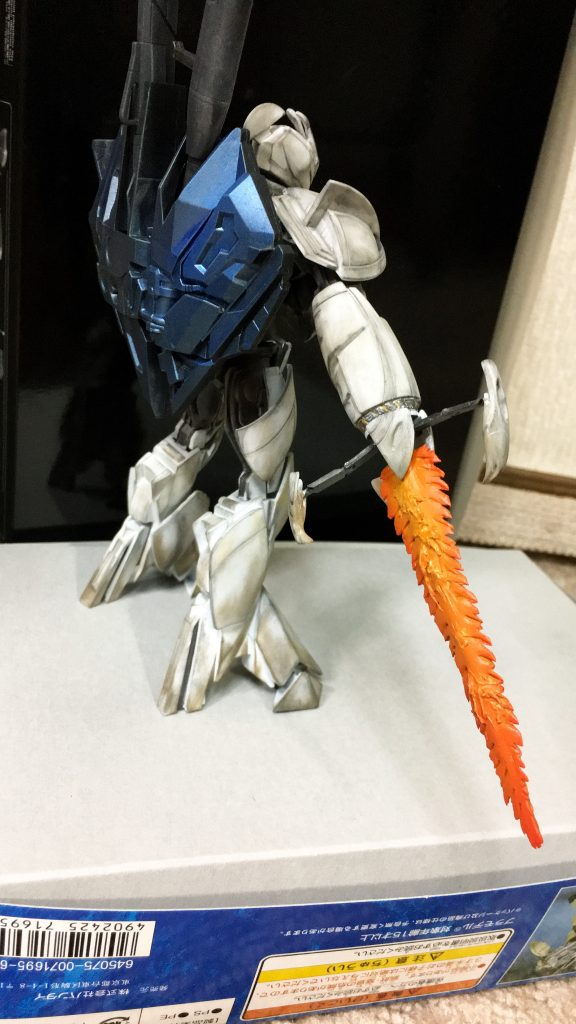 側面、シャイニングフィンガーのビームはサーベルジャンクパーツにパテを盛って作りました、グラデーションでぽく演出