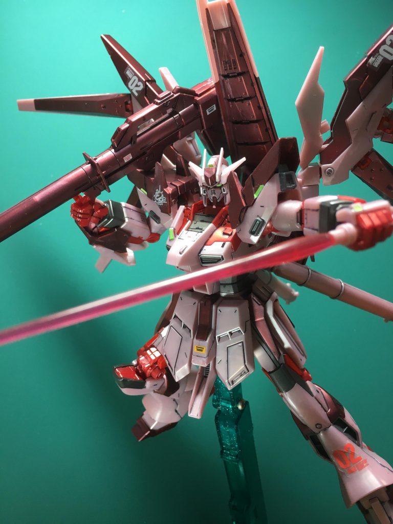 膝関節はホビージャパンでのレビュー時に「まっすぐ立たせにくい」というのを見かけ、膝関節前面の下半分を切り取る加工をしてみましたが、あまり意味がなかったような…
プロペラントタンクはそのまま組めるため、小型バーニアの埋まっていた穴を1mmピンバイスで開口。市販パーツに置き換えるにはサイズや強度が厳しいと思ったので、ここは心残りがあります。