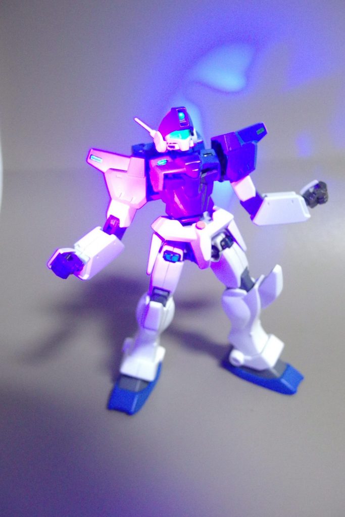 一部を蛍光グリーンで塗装しているため、ブラックライトで光ります。