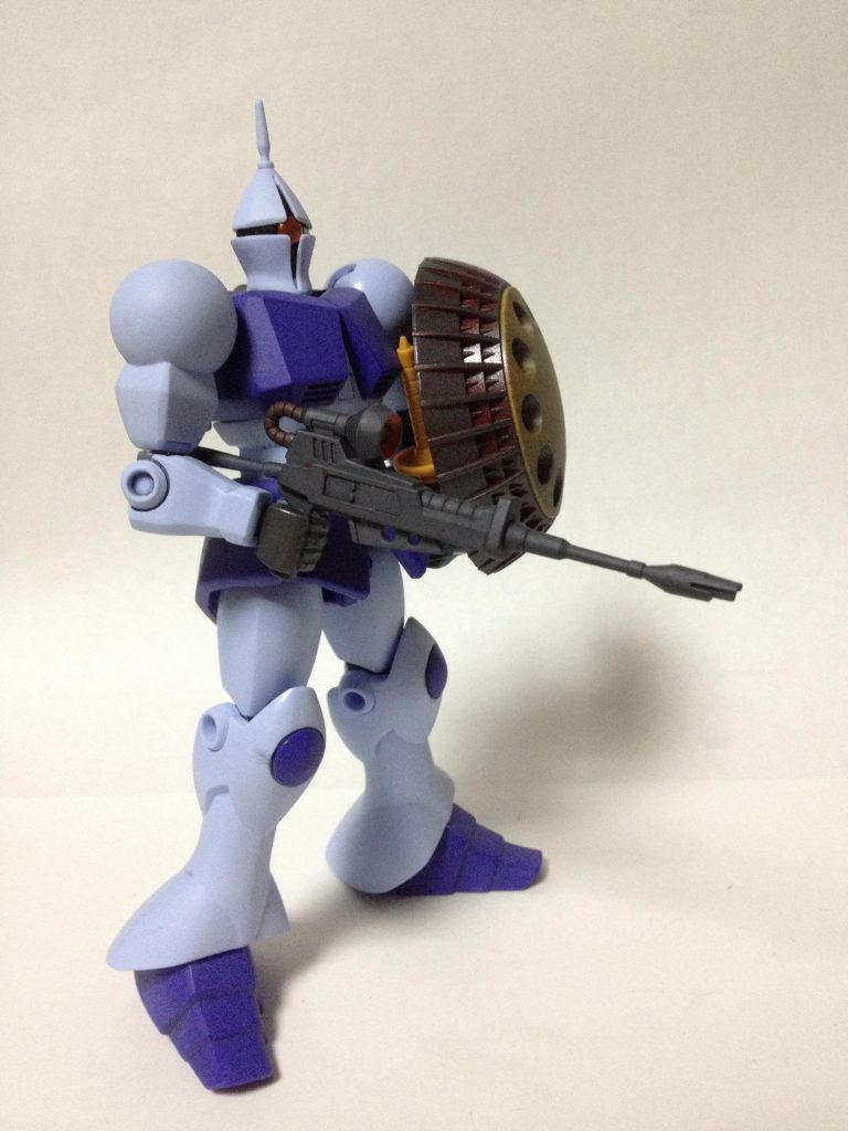 ビルドファイターズに触発され、ビームライフル持たせてみた。
手パーツはダン戦のを加工した物。