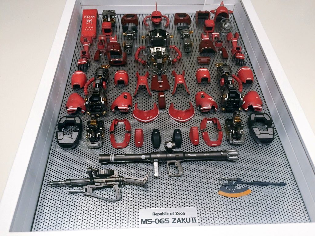 美術・画材系の専門店購入した、ディスプレイケースになる厚みのある額縁に入れてます。