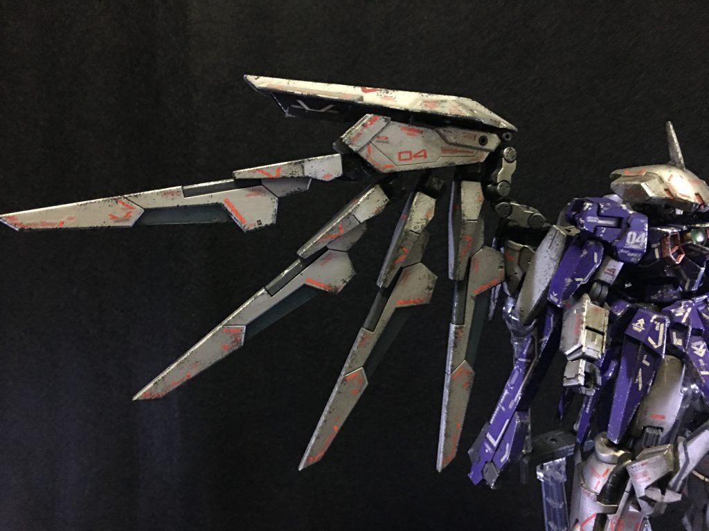 4連装レーザー砲「片翼の白鷺」
砲身はフレキシブルに可動し、基部に装甲を備え盾としても機能します。