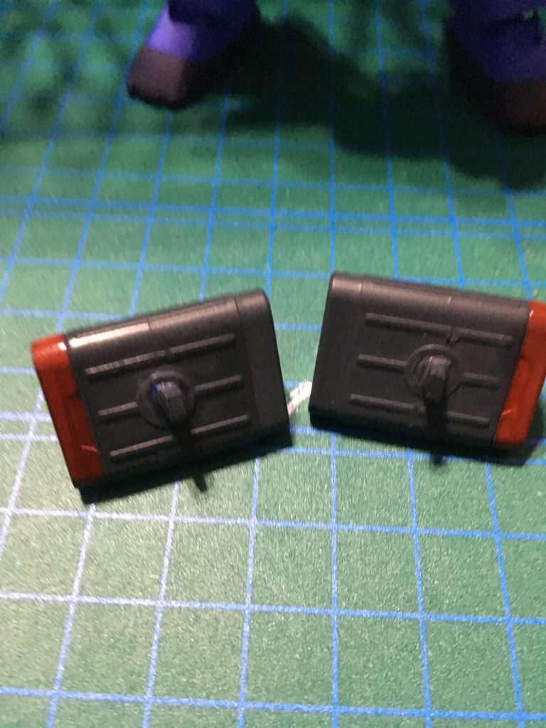 イフリート改の脚部ミサイルはそのままだと付かないので、3ミリを切り落として脚部パーツに合う様に余ったプラ板でジョイント部を作成、取り外し出来るようにしています。