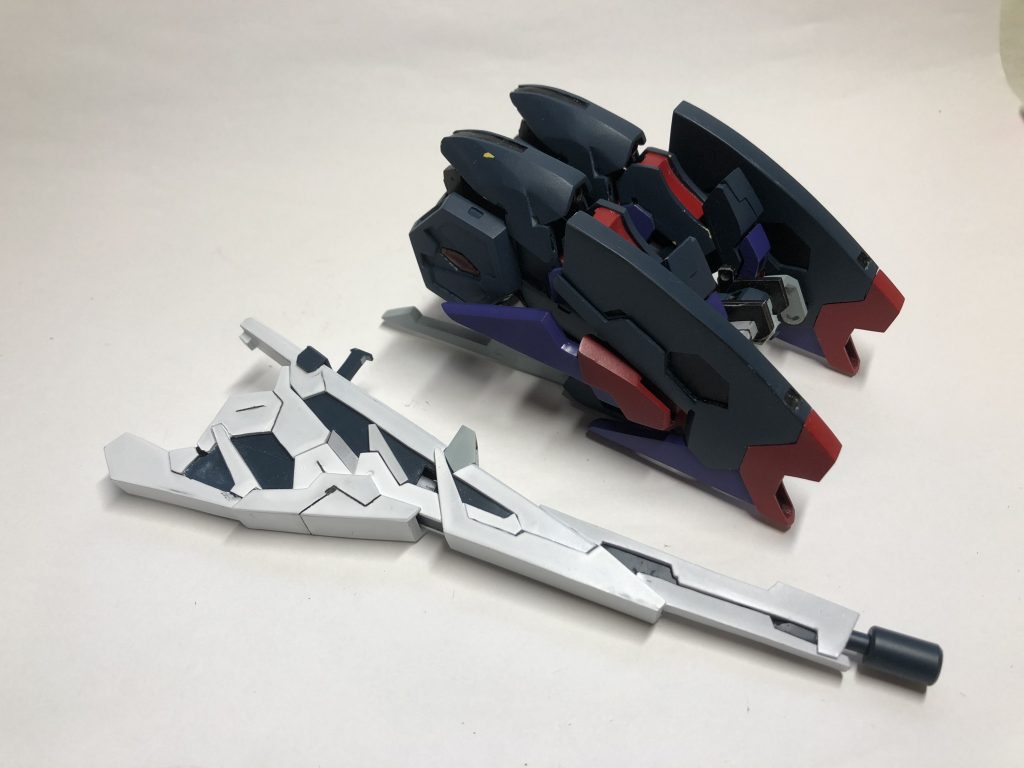 Bブースターは主に片側をプラ板とポリパテでスクラッチし、もう片側はおゆまる複製のポリパテ製で再現してます。ブースター形態は差し替えパーツで対応。
ケラウノスはプラ板とプラパイプの箱組で、それぞれネイキッド用と巨腕用グリップも再現。接続はネオジムを仕込んでるので巨腕時も安定して保持できます。