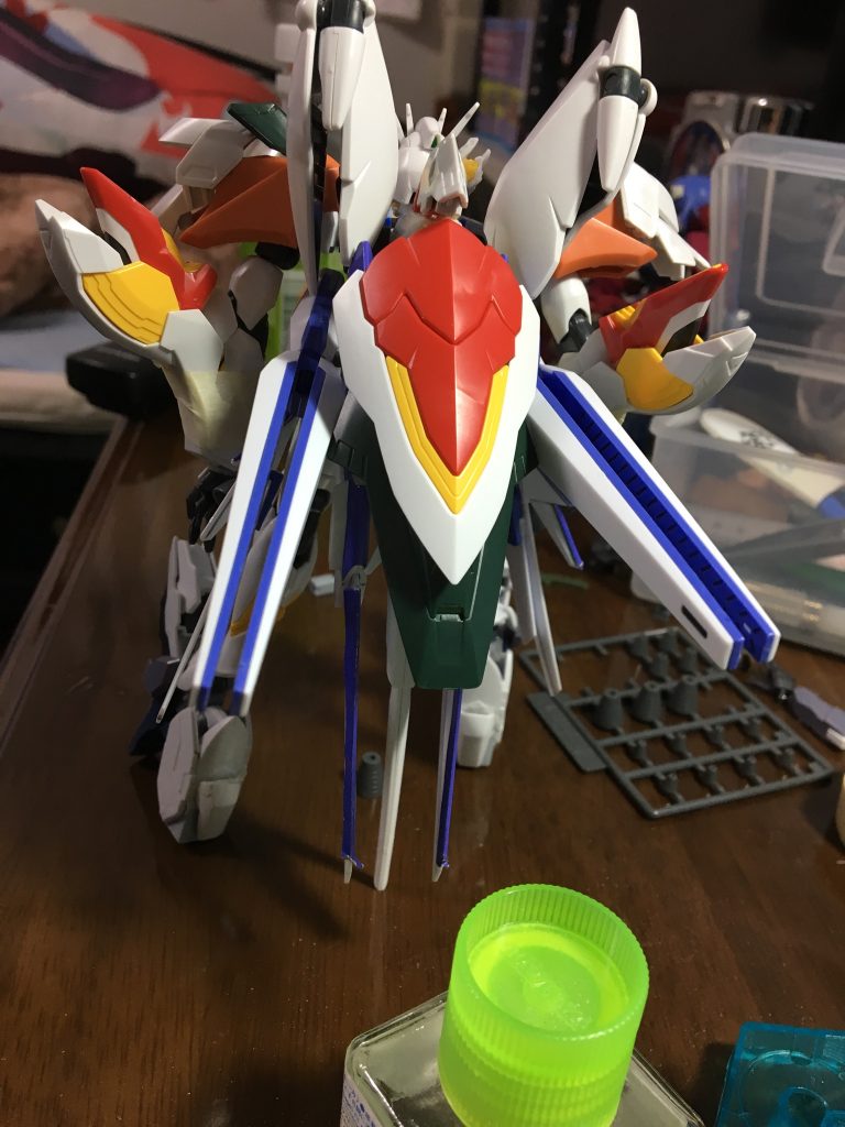 リア。パックの羽を下ろしてファンネルを横向きにするのかっこいいと思うんですが、なんかこう、なんでか何かが上手いこといかなかったので完成した後は下ろしています