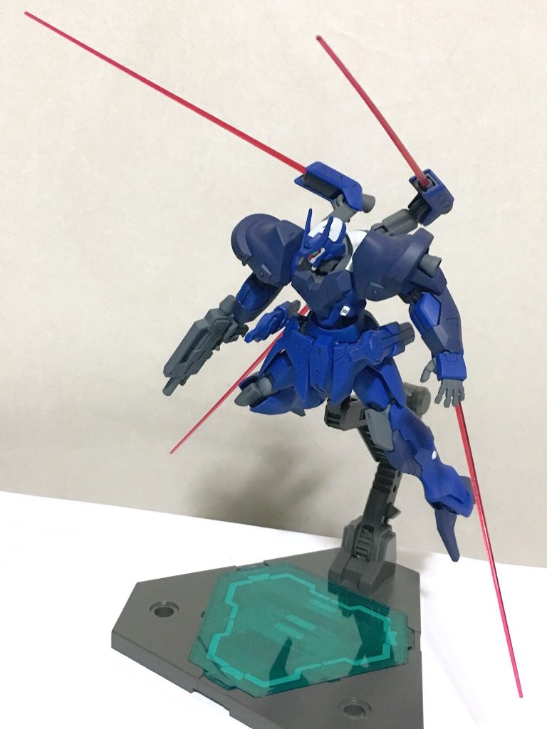 そしてダハックといえばこれ!
ビーム砲から展開されるビームサーベルがとてもイカしてますよね。ビーム砲なので普通にビームも出せるし、画像のようにビームサーベルも展開できるという優れもの