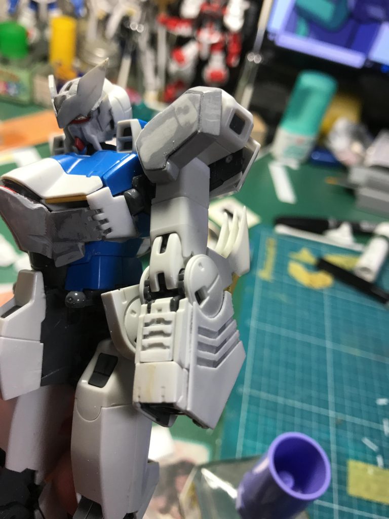 腕のトラマークはモールドが難しかったので逆に溝以外の部分にプラを盛りました