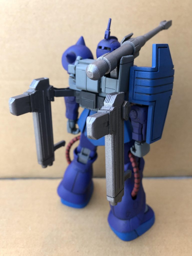 ボディの青はシタデル、手足等の紫はファレホを筆塗りしています。
これらの塗料は道具を水で洗えますし、においもあまりなくて使い勝手がいいですね。
塗料ののびも良く、全体的に2回ぐらいしか重ね塗りしていません。それで十分色が乗ってくれます。