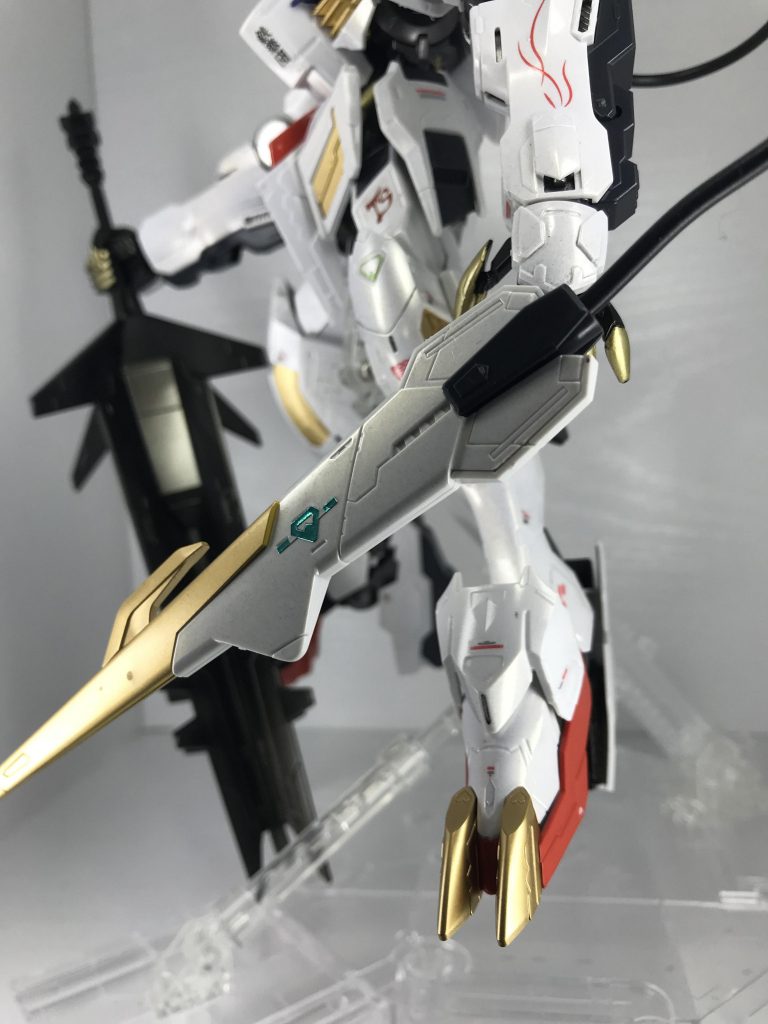 尻尾はリード線で展開させると、光の反射の影響をよく受けて中々に映えます。