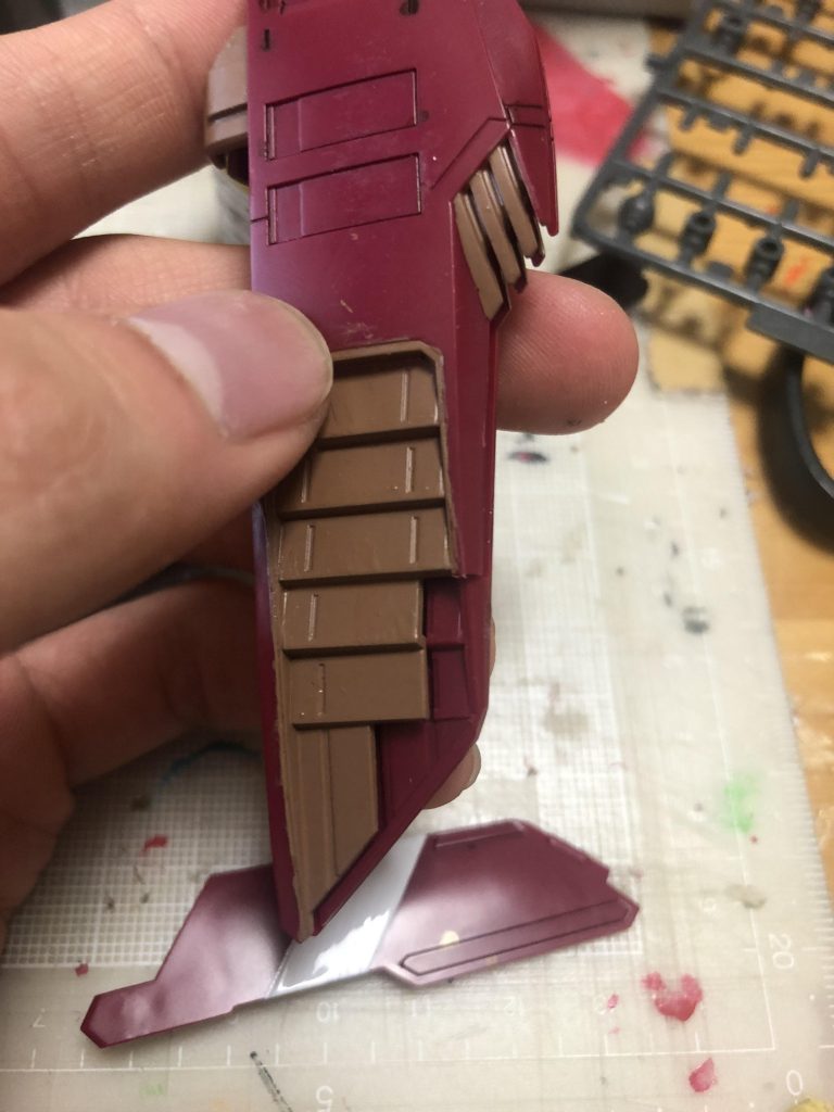 一体成形が多いので、ちゃんと仕上げたいならある程度の塗装は覚悟