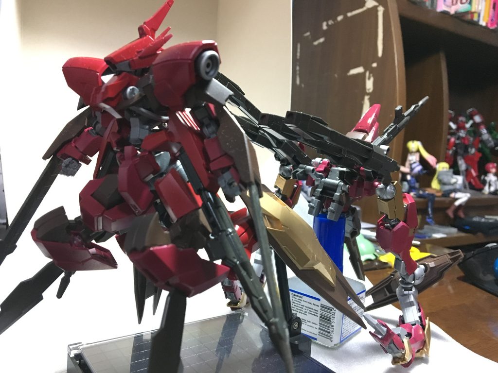 モビルアーマーちゃんの頭を上げ、砲身を全て前に出し、腕を下ろして合体します。

グレイズ側は膝を曲げ、脚部サーベルを180度回転、バーニアの向きも変えます。