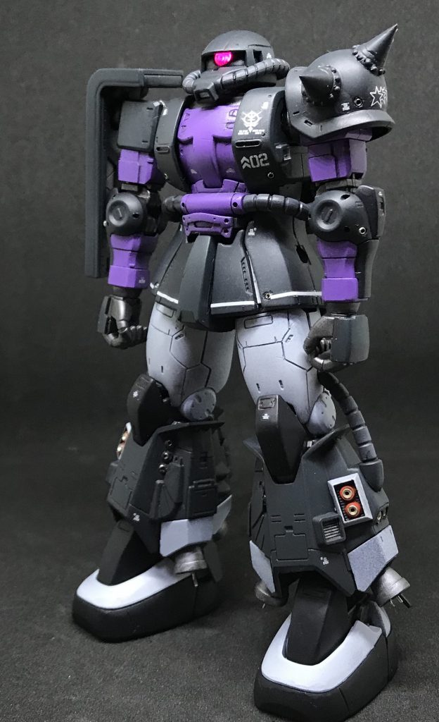 脚部全面スラスターはキットのモールドを削り、角ダクトと丸モールドで作成。メタルパーツでディテールアップ。