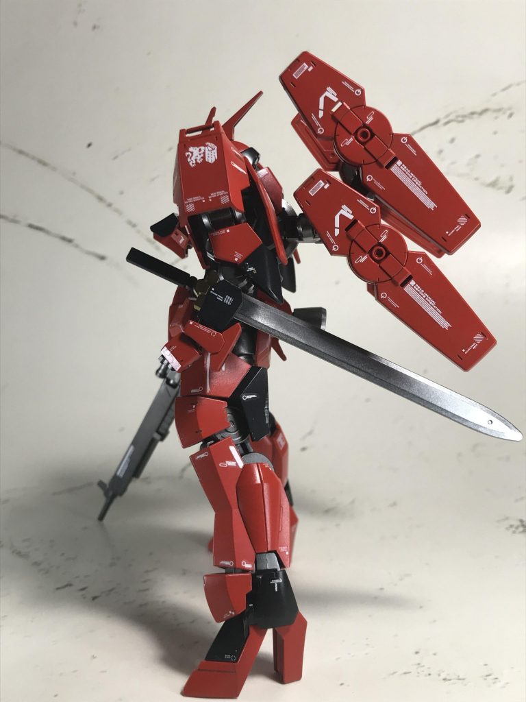 サイドショット
肩アーマーはリッターのものを前面と側面を幅詰め。
サイドアーマーも下部を切り飛ばして短く変更。
バインダーにデカールを集中して視線を注目させやすくしました。