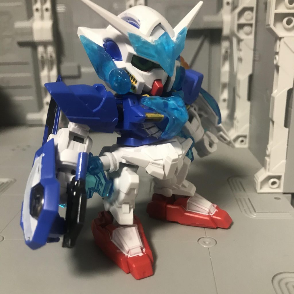 彼の特徴はなんと言っても全部を纏うように装着されている魔力クリスタル
通常は自身で生成した魔力をクリスタルに貯めて、もしもの時に使う事ができる