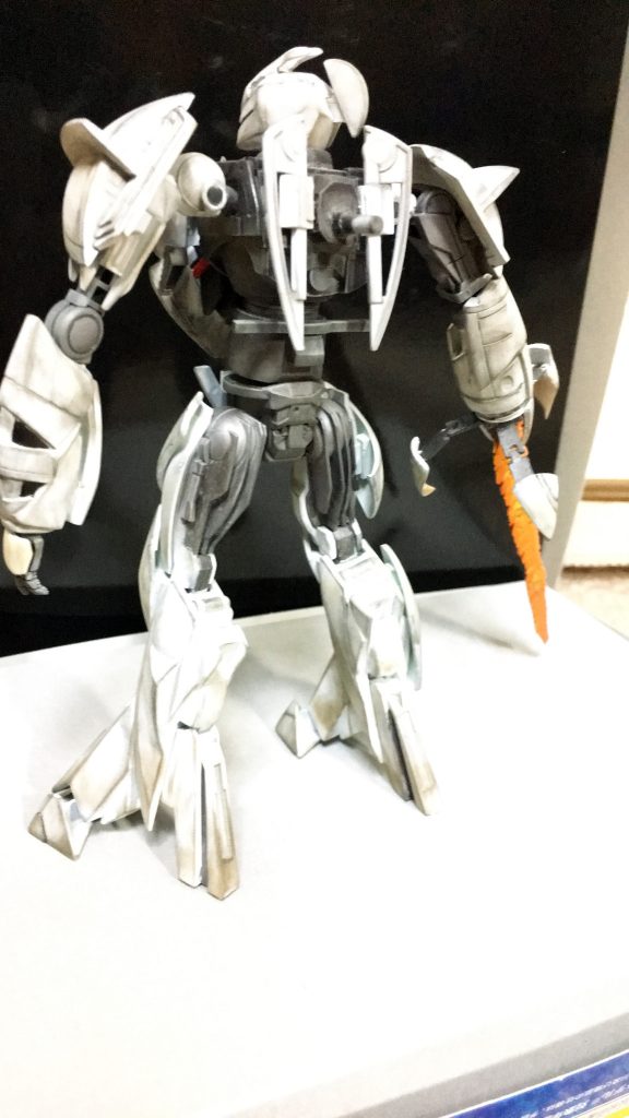 キャラパスを外した状態、羽根のような物は∀ガンダムのシールドの止め具を真鍮線を使いくっつけているので多少可動します
月光蝶発生機のイメージで取り付けました