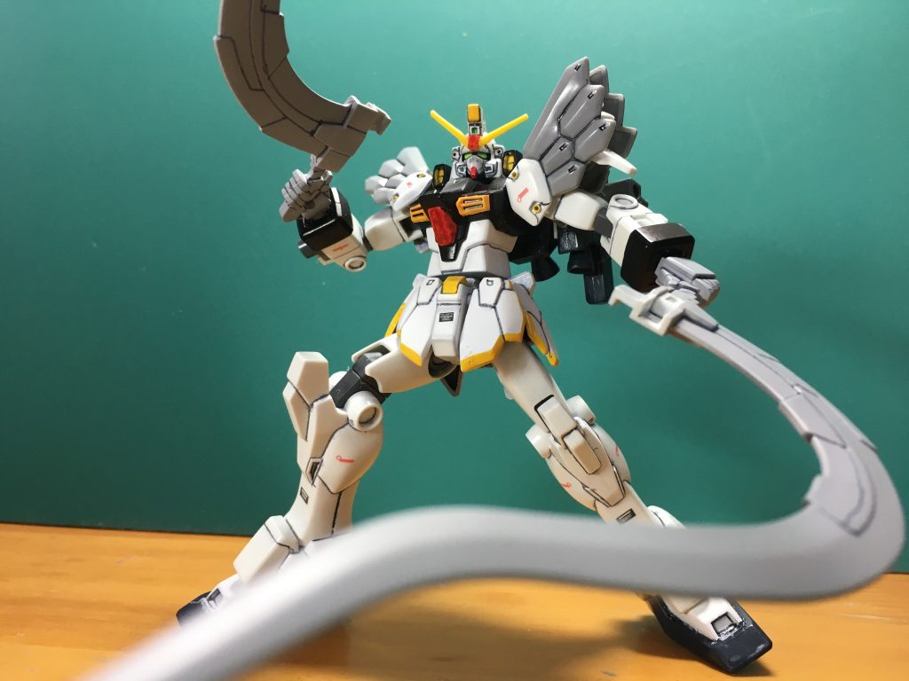 ヒートショーテルは専用のプラ製持ち手があります。KPSではないため、手首が緩むのに要注意です。また左右どちらかが分からなくなるため、ショーテル本体の、グリップを取り付ける部分の内側にRとLを彫り込んでいます。