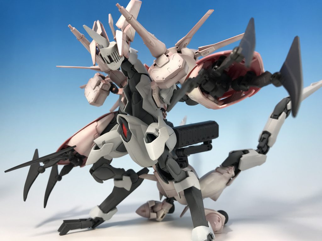 ## 突然ですが、変形します。
もともとドラゴンを目指していたので、その名残で強化ドラゴン形態っぽくなります。
正直、レギオンをつくったらたまたまできた形態です。