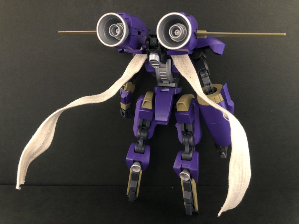 続いて背面画像です。ジャンク・ウォリアーといえば欠かせないのが「たなびくマフラー」ですよね!こちらのマフラーは白い布を素材に自作しました。内部に針金を仕込んだので、画像のように自由に動きを付けることができます。