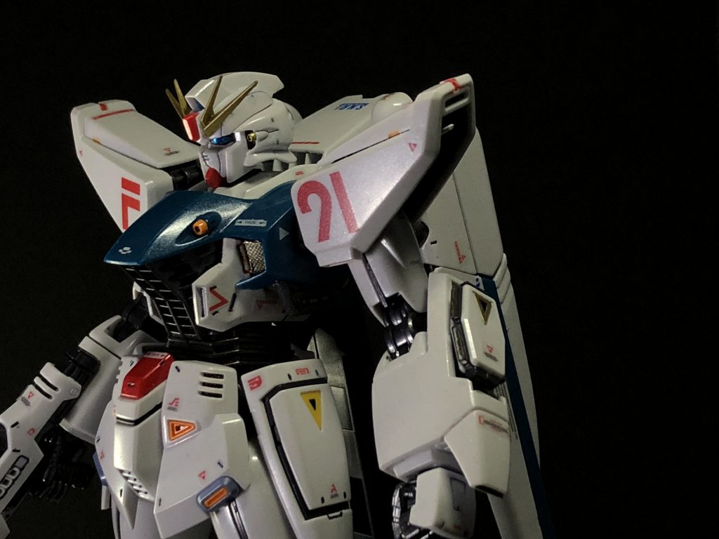 最後にお気に入りを1枚
ツヤ感、パールの煌めき、構図全てこだわりました。
磨きだし中は何やってんだろって思ってましたが、素組みと比べると明らかに光沢感のある仕上がりでやって間違いなかったなと思います。
全体的に小さい機体なので組みやすかったです。REビギナ・ギナ買うかーーーー?w