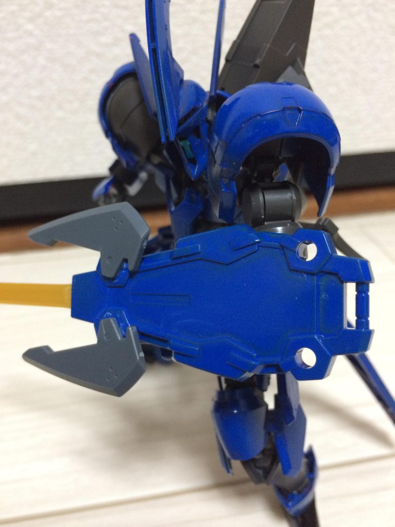 ヴァルキュリアシールドZweiから伸びる刀身は回転方式ではなく、伸縮方式へと変わっている。またこれは盾と一体になっており手に握ることはできない。