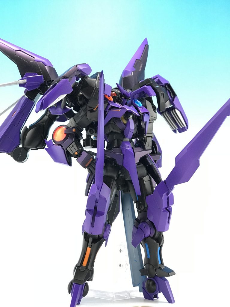 全体像はこんな感じ。
見ての通り、偉そうです。あとモノアイ。
パッと見は、元のダークマターとあんまり印象が変わらないようにしようとしていました。
膝がアレですが、ギミックの都合上仕方ない。