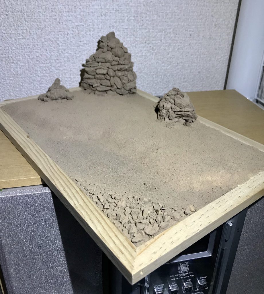 ジオラマ完成。ほぼ陸ジムと同じ色。もっと背の高い岩肌にすればよかった。全て市販の材料でこしらえました。