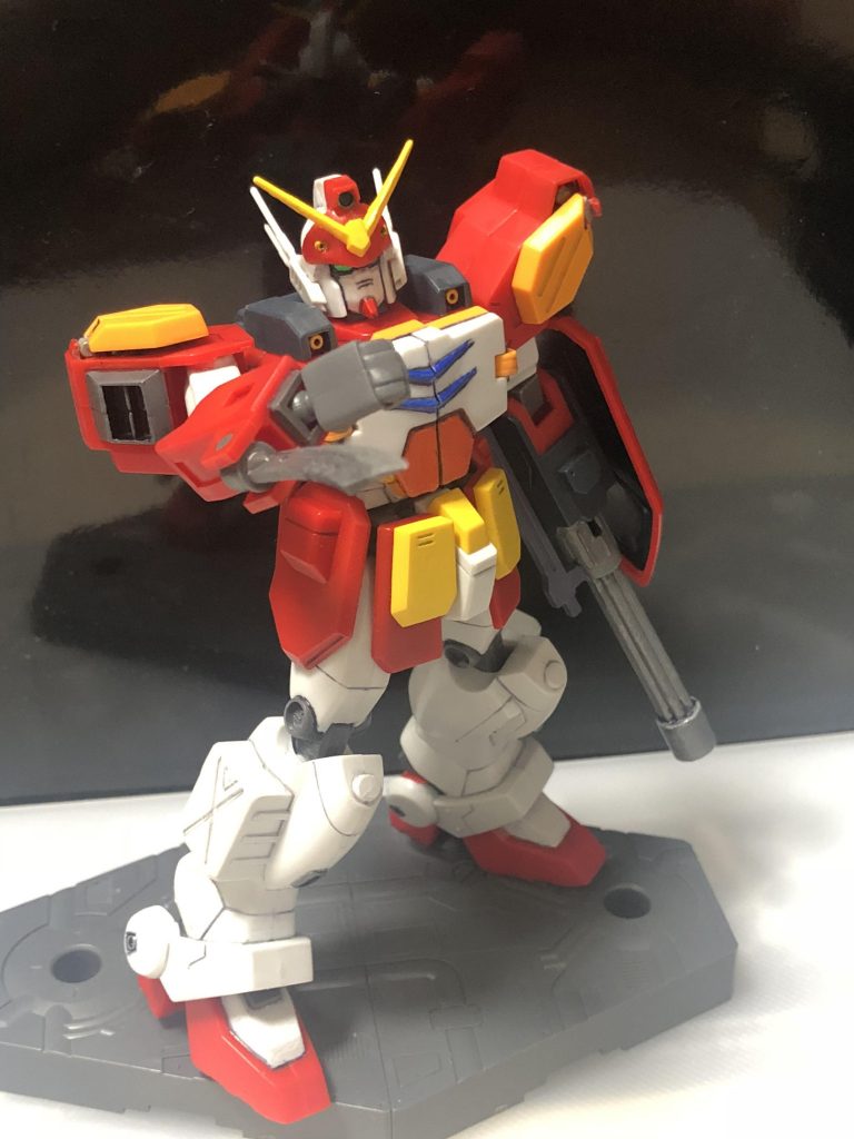 アーミーナイフを構えたポーズです。先を尖らせてシルバーとグレーで塗り分けてます。