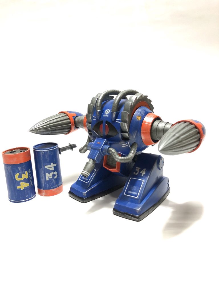 ミサイルは着脱式。
 
なのでノーマルにもなります。
 足の付け根にボールジョイント入れましたがあとは素組みです。

ミサイルランチャーはお菓子のジューシーの筒を使った事は内緒だ!!