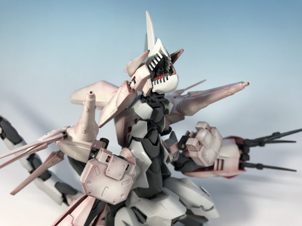 クチだけはこだわりの初スクラッチ。
昔から思っていたんですが、騎士のバイザーを真ん中で上下に開いたらビーストのクチっぽくないですかね?というのを誰も理解してくれそうもなかったので、実際につくってみたわけです。