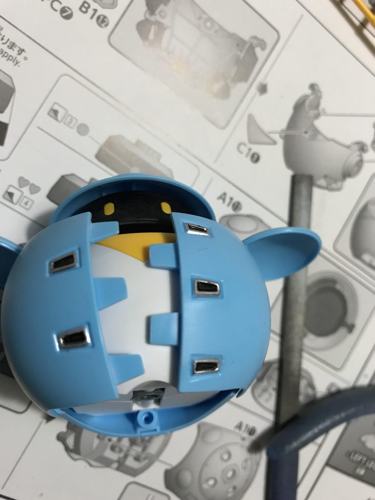 目の周りの黒も塗装しています。