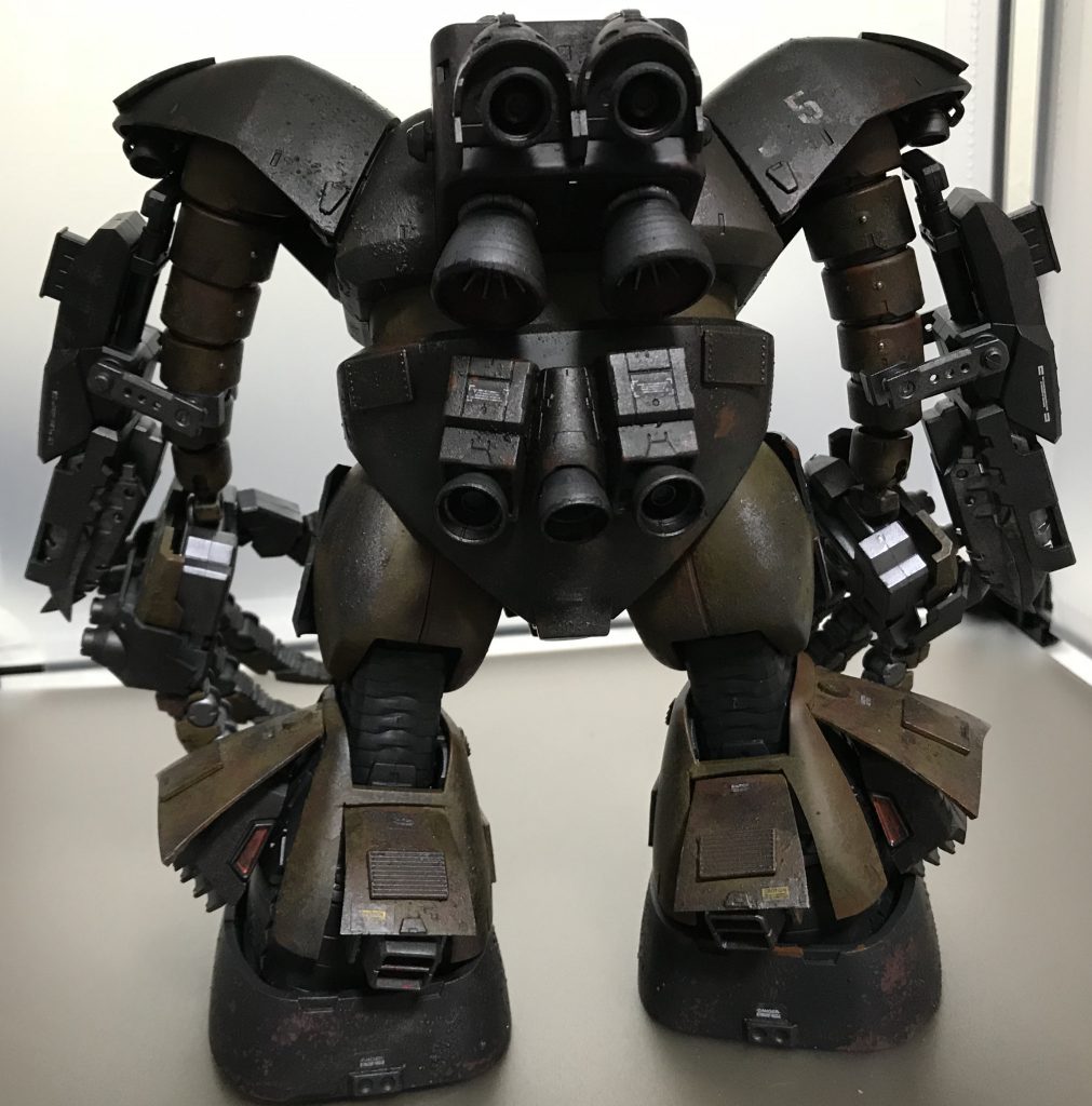 バックパックはビルダーズパーツのMSスラスターを追加、尻部分にもスラスターを追加しました。
追加装備で重量が増えてしまう為、スラスターを増やしています。