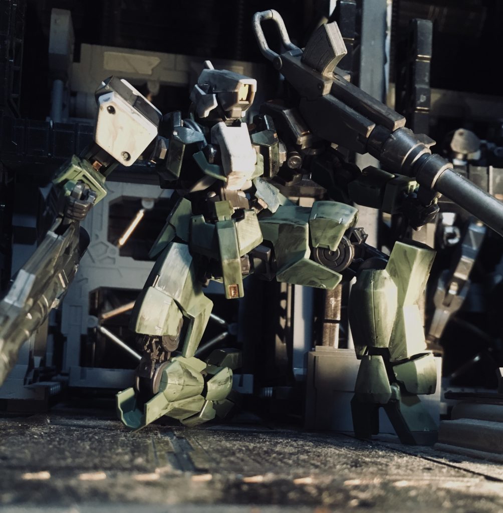 下より 角度を変えるだけでグレイズ改の印象は全然変わると思います。下から覗き込むようにとるとパシフィックリムにも似た重厚感が出てとても気に入っています。