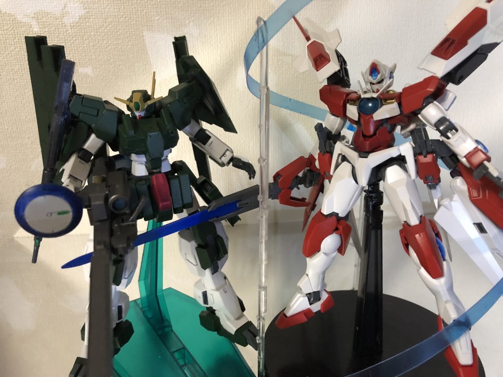 前に製作したフルインパクトと並べてみました。気づいた方もいると思いますがクアンタのアンテナをカットしてあります。その方がカッコよく見えました…クアンタファンの皆様ごめんなさい…