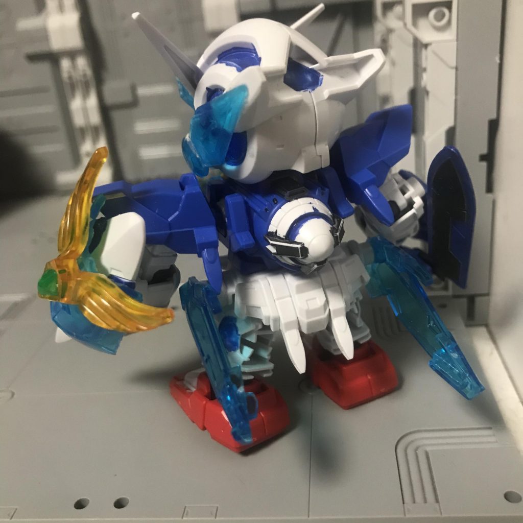 シールドはある程度の魔術攻撃を無効化したり、空中に残ってる魔力を集める機能がある
腰のクリスタルはスラスターとしても機能し、機動性を上げている