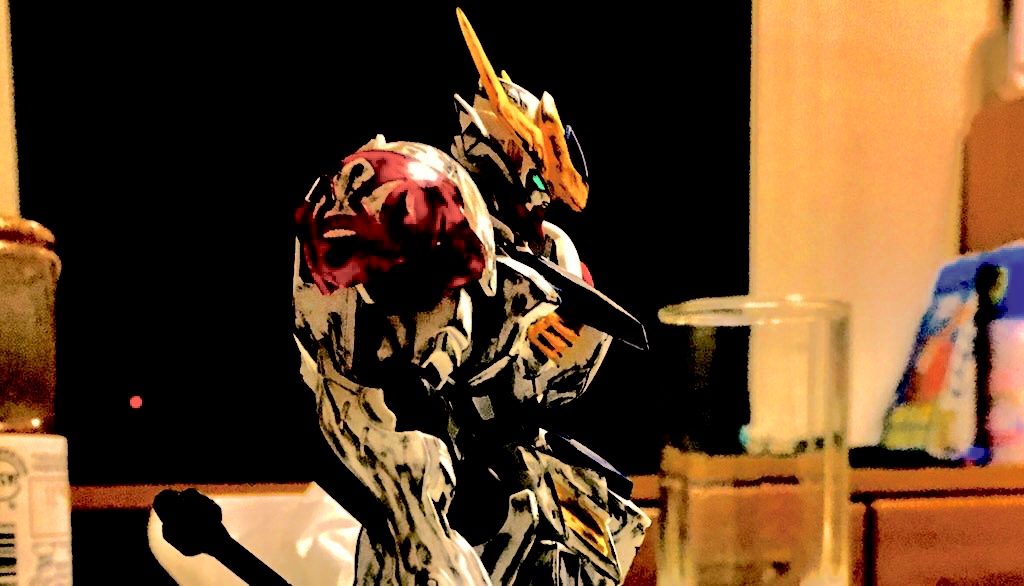 後ろの背景はあまり気にしないでください…
大胆に汚し入れて見ようかと思い、加工した写真ですが、戦後のバルバトスルプスっぽくしてみました。やり過ぎではないかとちらほら耳に入りますが、僕自身としては満足しております。