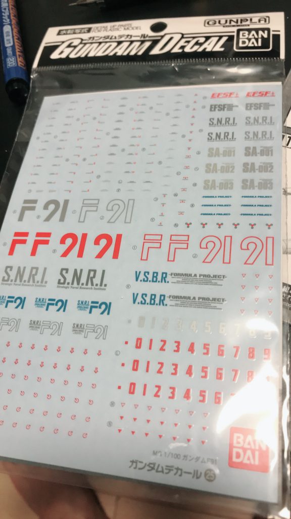 肩のマーキングはキット付属のドライデカールよりも、バリエーションのある別売りのガンダムデカールにしましたが、結果的にオーソドックスな赤文字にしました。白抜き文字もカトキ版っぽくて良いのですが、今回はあくまでオリジナル重視で。