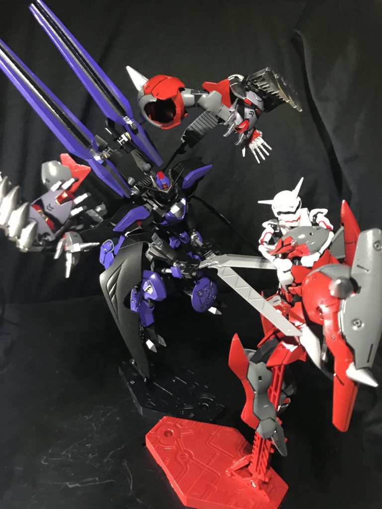 接近戦時は、フェストジエンドで敵機のパーツをちぎり取りシザーソードで切断します。イッカクは隙を突いて関節部分やメインカメラに攻撃します。