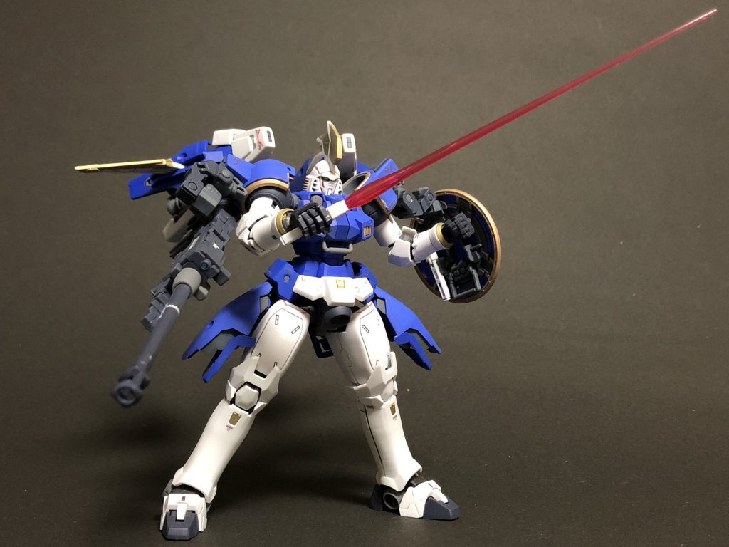ビームサーベル構えポーズのビーム刃は若干曲げてます。