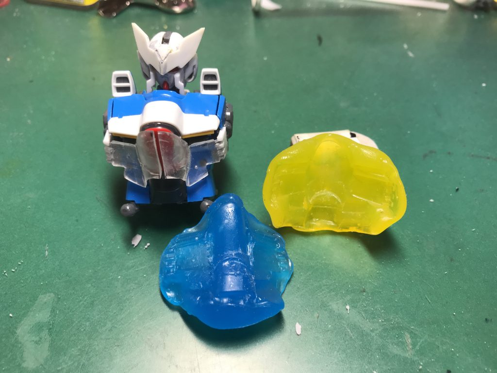 胸部分のトラマーク前にはカバーが設置されていたのでパテで中央、両サイドの3つに分割して整形
おゆまる複製で型を取り、レジンで一体整形して強度を確保しました
ちなみにコレも初挑戦w