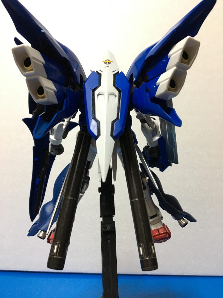 盾も腕とバックパックにつけて2枚持ちです。戦局によって使い分けをイメージしました