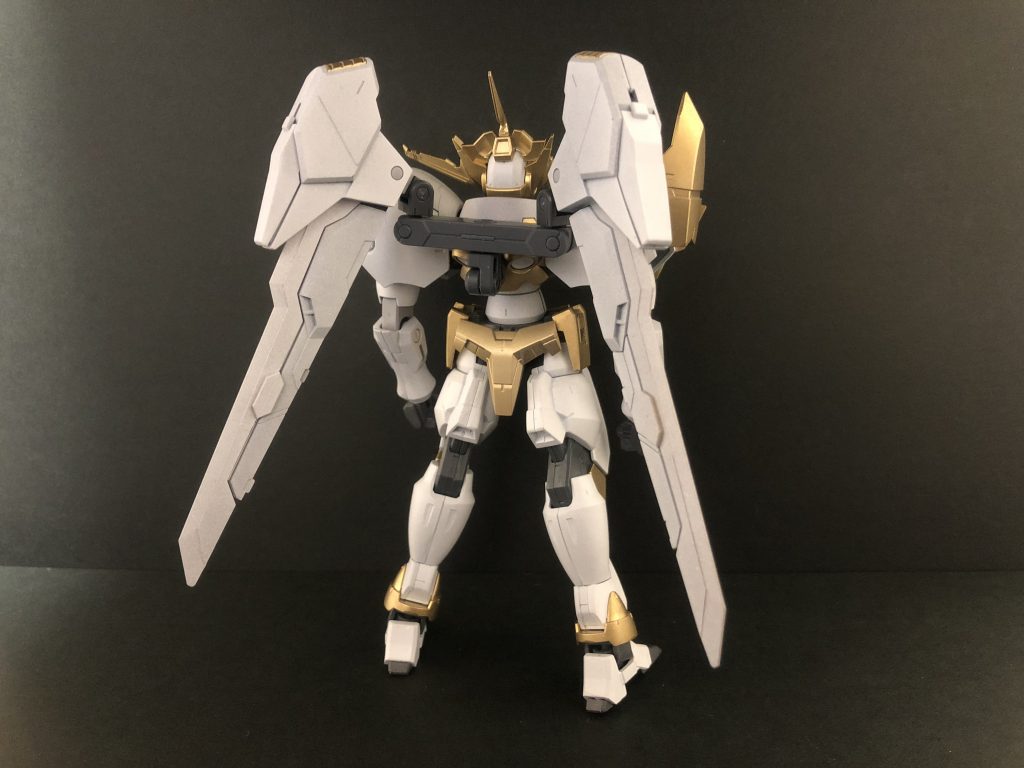 翼はガンダムシュバルツリッターから拝借。
アームアームズなどを利用して接続しています。
この翼を見たときに「ホープだ!」と思ったのが製作の始まりでした。
~アクション~
巨大な肩と横に伸びた頭部が干渉しがちですが、ガデッサの特殊な複数肩関節のおかげで比較的可動域は高めです。