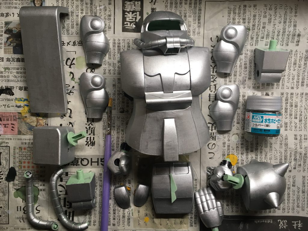 下地塗装の様子。
相変わらず水性塗料のシルバーを使用しましたが、サイズがでかいおかげで塗料の消耗が激しかったです。