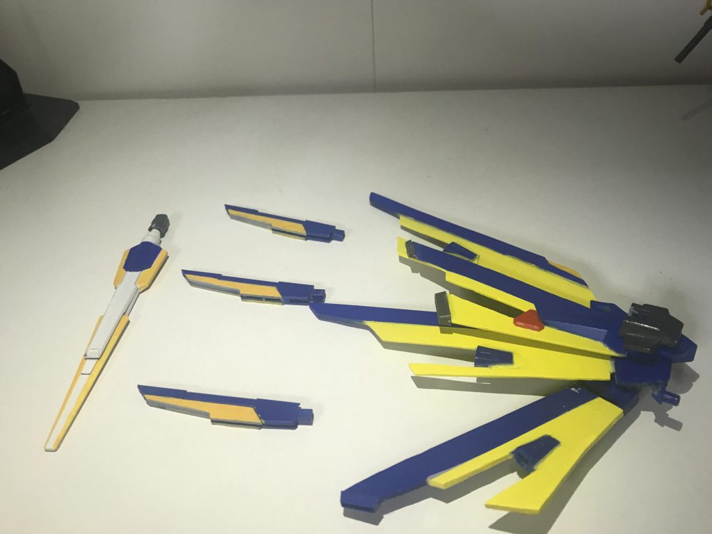 アイオスとそのファンネルは全て取り外し可能で
レジェンドのドラグーンの下部とケルディムのライフルビットで出来てます、ブレードビットはリボンズのフィンファングとFXのCファンネルで作りました