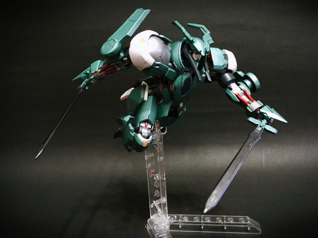 極限まで軽量化された機体は、その機動性を活かした戦い方にて活かされる!